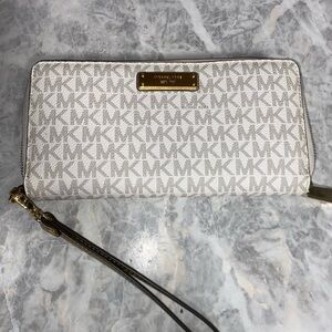 Michael Kors Womens Michael Kors Jet Set Signature Travel
Wristlet, White/gold